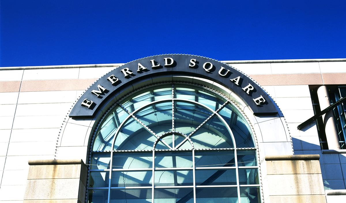 hollister emerald square